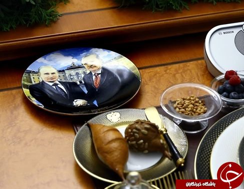 ظرف منقش به تصویر اردوغان و پوتین روی میز شام