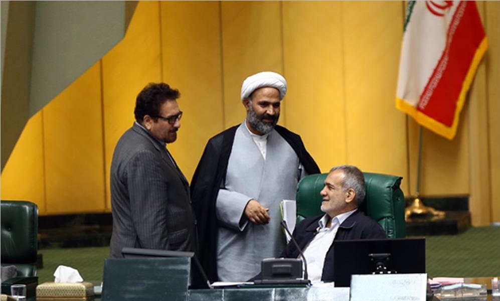 وقتی ریاضیات &laquo;لاریجانی&raquo; ضعیف می&zwnj;شود/ پزشکیان:کی قطع کرد، من قطع نکردم!/ خُرما&zwnj;خوری در مجلس