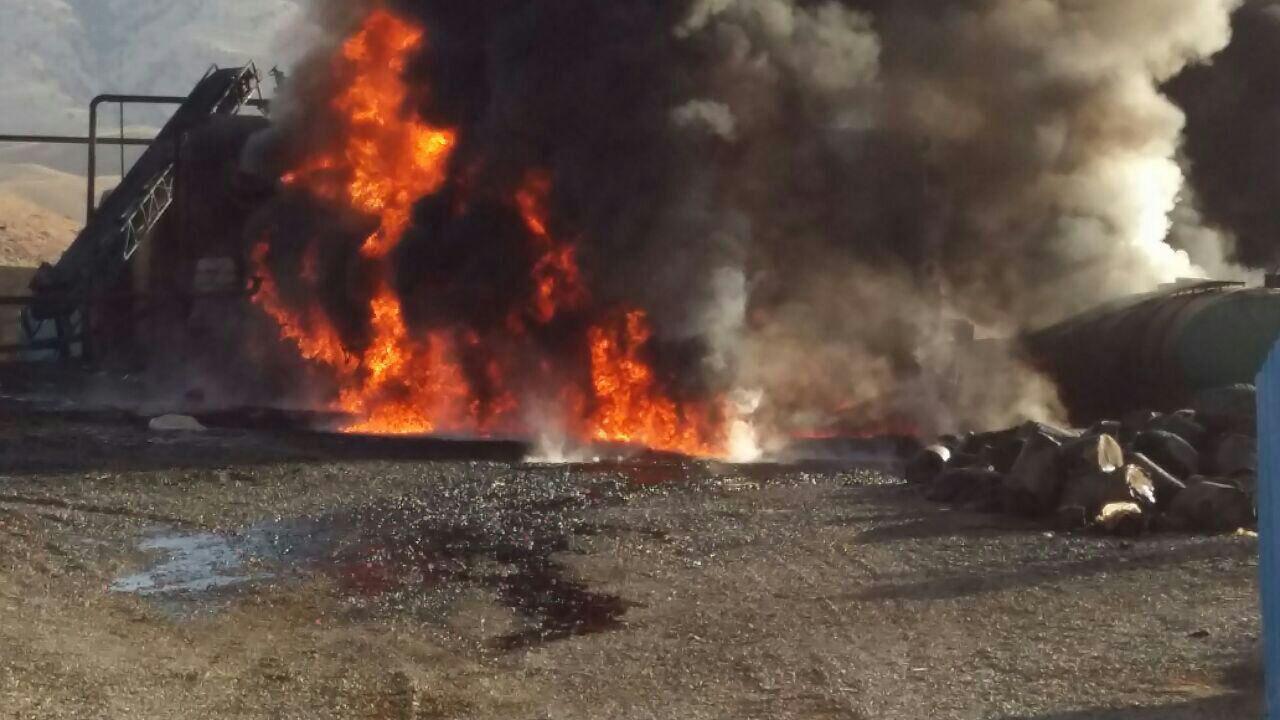 کارخانه ایزوگام آبدانان در آتش سوخت+ تصاویر