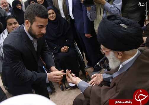 عکس/ انگشتر خوش&zwnj;یمن رهبر انقلاب برای کیانوش رستمی