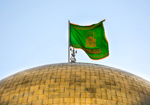 اهتزاز پرچم گنبد حرم رضوی در ده زیار