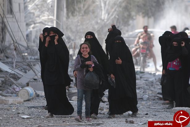 شهروندان سوری رهایی از چنگال داعش را جشن گرفتند / از سوزاندن نقاب تا کوتاه کردن ریش! + تصاویر