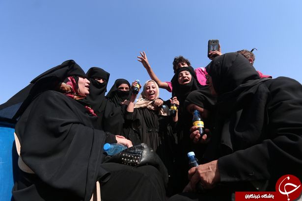 شهروندان سوری رهایی از چنگال داعش را جشن گرفتند / از سوزاندن نقاب تا کوتاه کردن ریش! + تصاویر