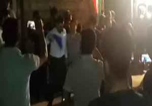 جشن و پایکوبی مردم کرمانشاه در مقابل خانه کیانوش رستمی + فیلم