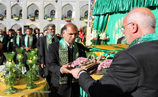 برگزاری آئین تعویض پوشش ضریح و پرچم گنبد بارگاه امام رضا(ع) +تصاویر