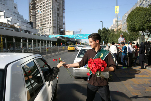اهدای 50 هزار شاخه گل توسط شهرداری در سطح شهر مشهد