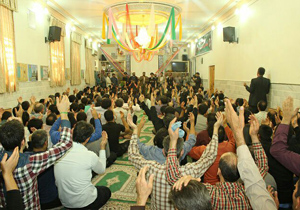 طنین آوای نقاره خانه با ورود خدام حرم رضوی در زندان کاشان
