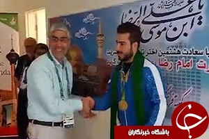 اهدای پاداش و شال متبرک به آستان حرم رضوی(ع) به کیانوش رستمی + فیلم