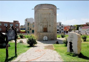 دیدار گردشگران از جاذبه های طبیعی و تاریخی