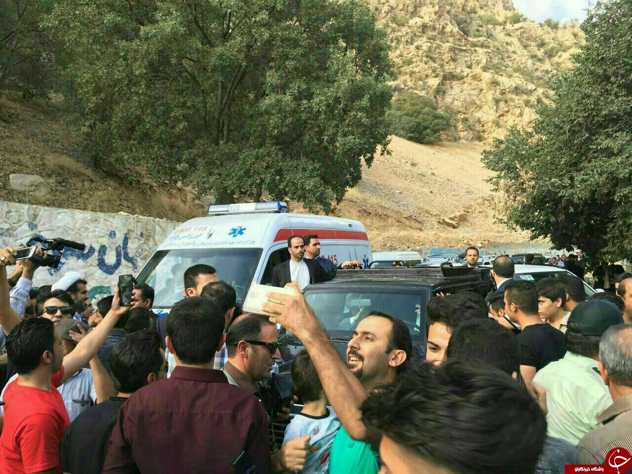 تلاش گردشگران آبشار تنگ برای سلفی با رئیس جمهور +تصویر