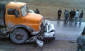 یک کشته در برخورد پژو 405 با کامیون