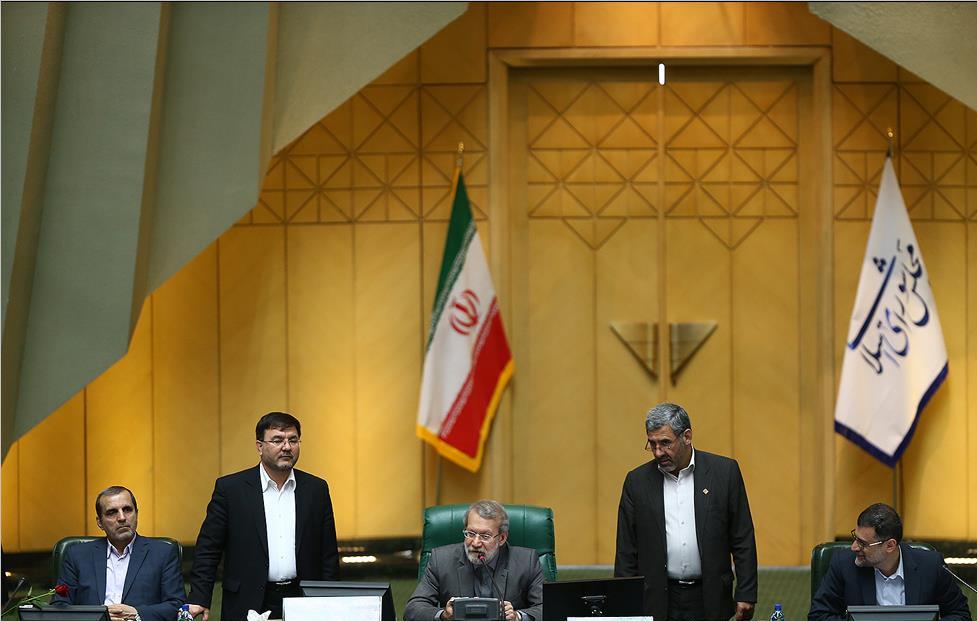 از گعده جلالی تا خرسندی لاریجانی!/ دوباره انتخابات، دوباره مینو خالقی!/کیسه‌دوزی وزیر بهداشت برای پزشکان/مناجات به سبک یک نماینده