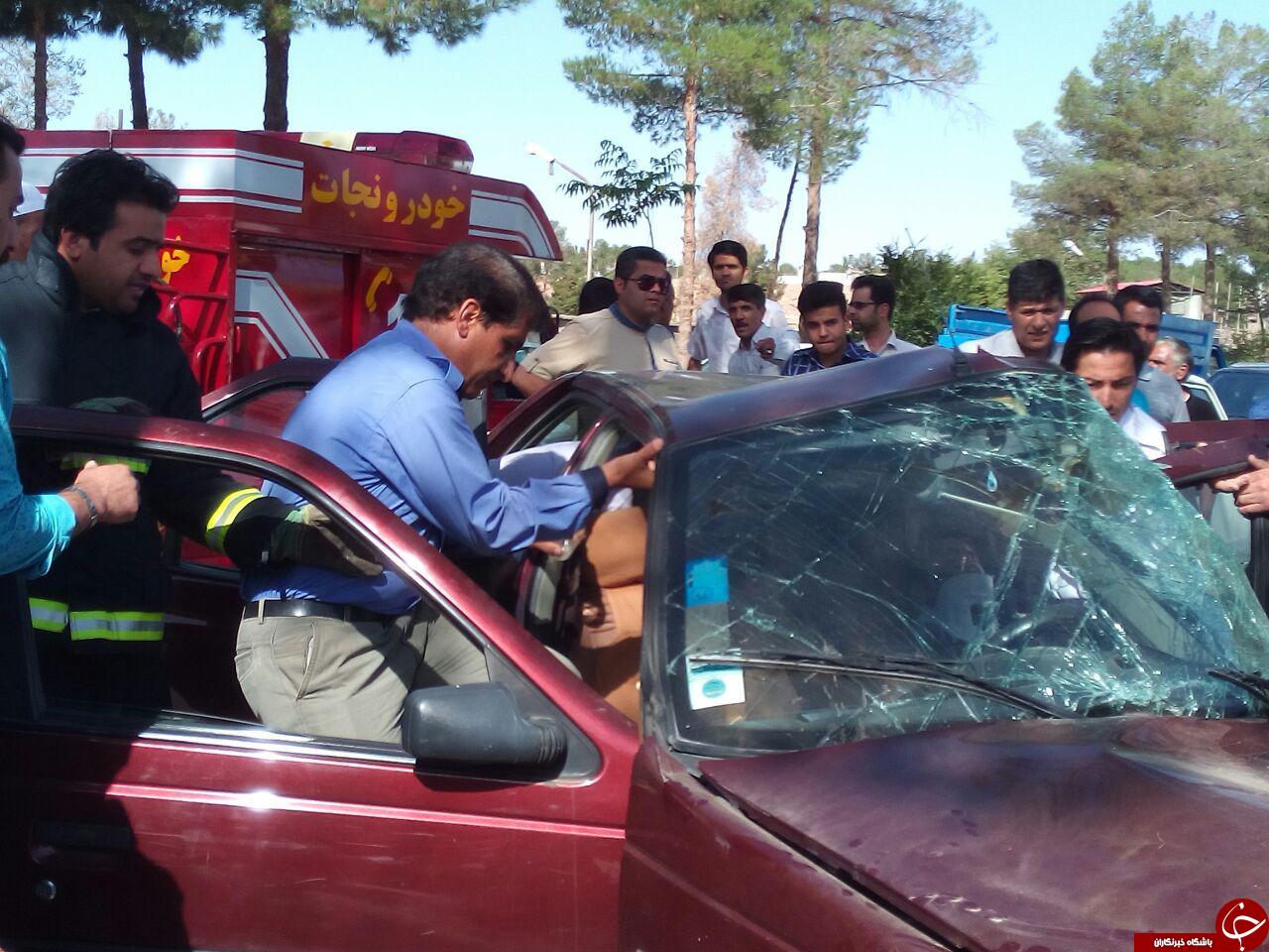 برخورد شدید پژو پارس با تیر برق