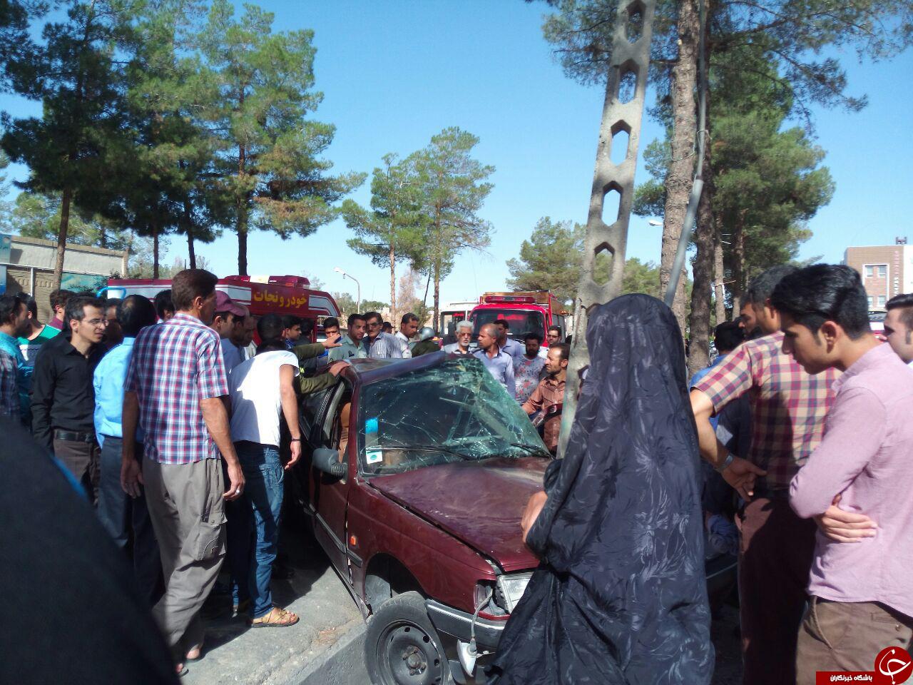 برخورد شدید پژو پارس با تیر برق