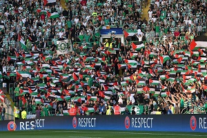 اهتزاز هزاران پرچم فلسطین در ورزشگاه سلتیک