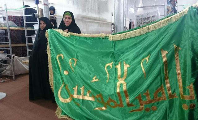 اهدای سنگ حرم امام علی(ع) به کارگاه فرش‌بافی عتبات در کاشان