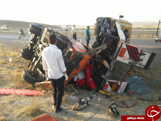 نجات معجزه آسای راننده خاور بعد از برخورد شاخ به شاخ + عکس