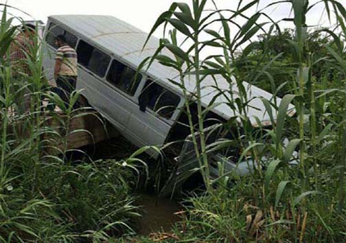 واژگونی یک دستگاه مینی بوس در جاده حادثه خیز بابل