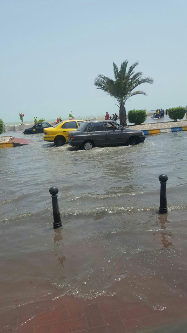 مواج شدن خلیج فارس و آبگرفتگی بلوارساحلی بندرعباس+ تصاویر