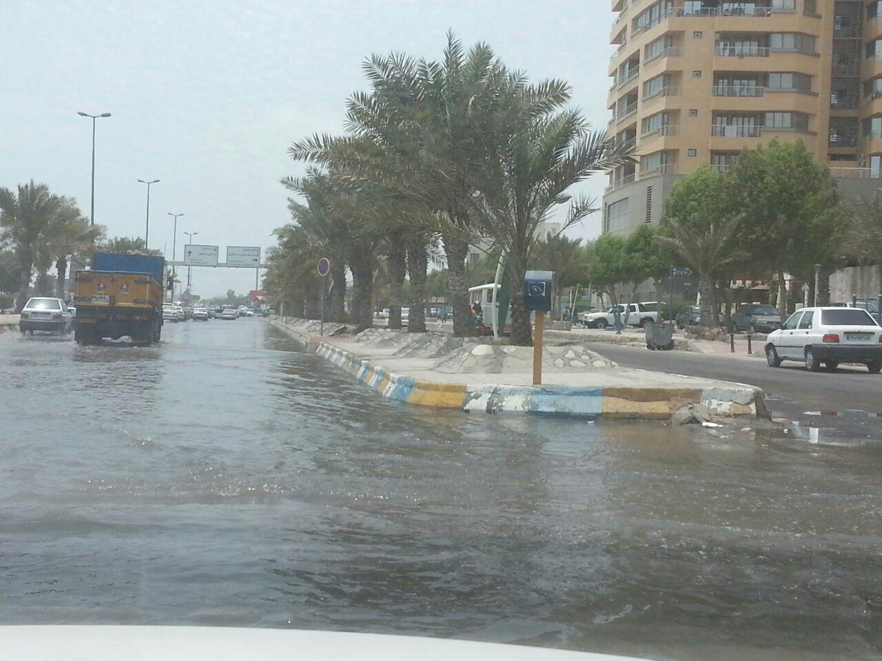 مواج شدن خلیج فارس و آبگرفتگی بلوارساحلی بندرعباس+ تصاویر