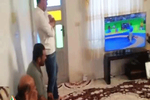 فیلم لحظات پر هیجان در منزل حسن یزدانی؛ اشک شوق مادر و استرس پدر