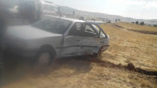 واژگونی عجیب خودرو در خیابان شهید شیرودی اراک + تصویر