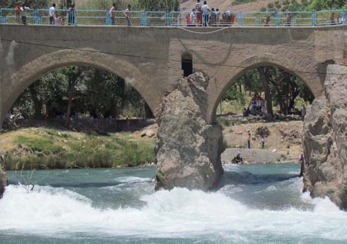 بازدید سالانه 2 میلیون گردشگر از پل تاریخی زمانخان