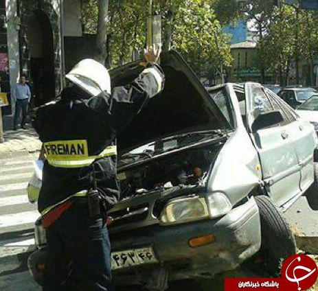 نجات راننده محبوس شده در پراید + تصاویر