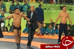 مربیان کشتی که در اعتراض به تضییع حق لباس خود را درآوردند + فیلم