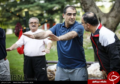 عکس/ ورزش صبحگاهی وزیر بهداشت در بوستان ملت