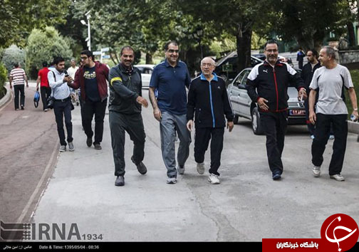 عکس/ ورزش صبحگاهی وزیر بهداشت در بوستان ملت