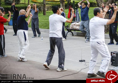 عکس/ ورزش صبحگاهی وزیر بهداشت در بوستان ملت