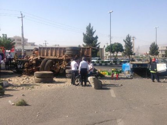 واژگونی کامیون در جاده گاوازنگ دو مصدوم بر جا گذاشت