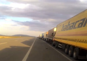 صف 12 کیلومتری کامیون‌داران در مرز بازرگان + فیلم