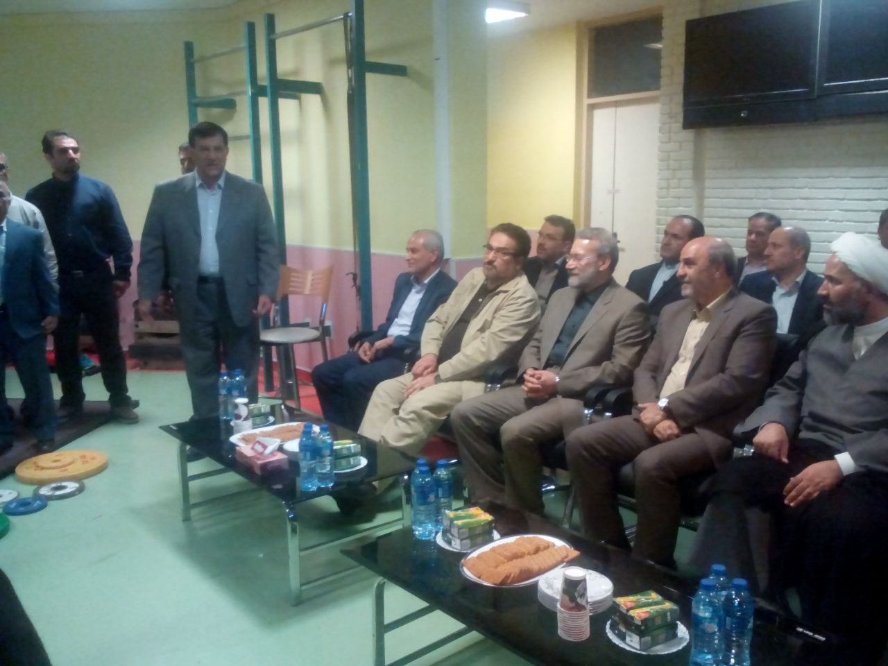 از تشبیه لاریجانی به بمب تا دریافت لوح تقدیر از وزنه برداران+تصاویر