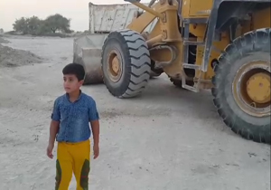 رانندگی با لودر توسط پسر بچه شش ساله! + فیلم