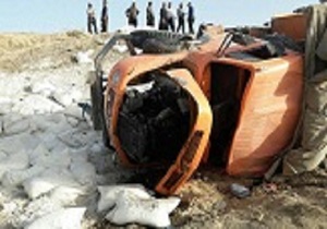 واژگونی کامیون حامل آرد