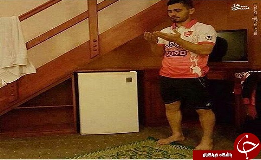 عکس/ بازیکن پرسپولیس در حال نماز خواندن