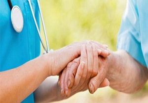 خدمات پرستار در منزل غیر قانونی است/ عدم صدور صلاحیت حرفه ای به پرستار در منزل