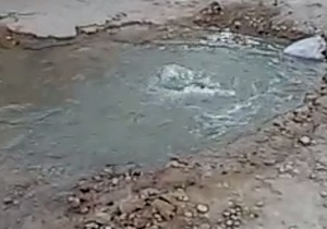 چشمه‌ای که از دل لوله آب شرب می‌جوشد! + فیلم