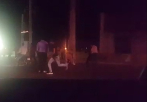 فیلمی هولناک از حمله اراذل و اوباش به دو رهگذر