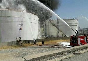 انجام عملیات فوم پاشی بر روی مخزن حادثه دیده