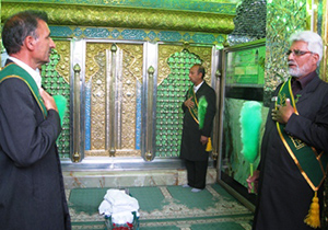 غبارروبی ضریح امامزاده هلال بن علی(ع) در سالروز شهادت صادق آل محمد