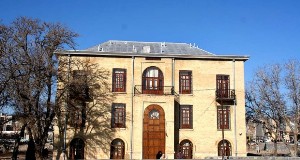 عمارت دارایی در دل شهر زنجان