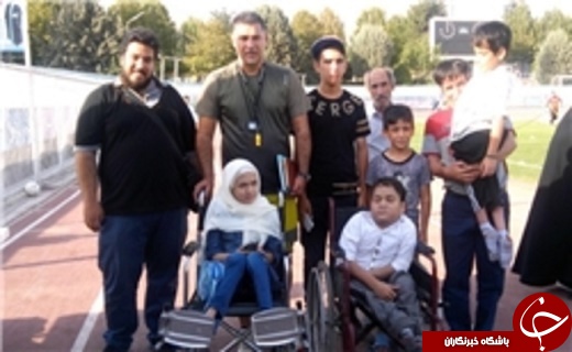 عکس/ دیدار دو کودک معلول با آقای گل جهان