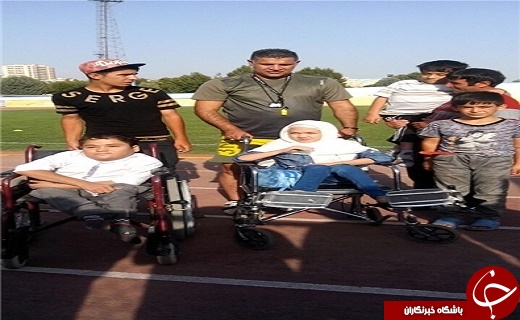 عکس/ دیدار دو کودک معلول با آقای گل جهان