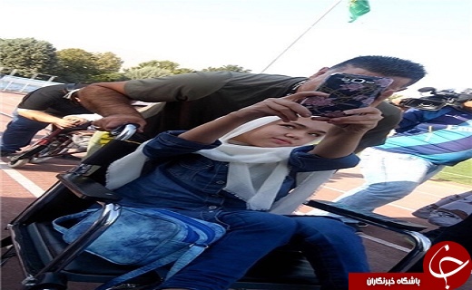 عکس/ دیدار دو کودک معلول با آقای گل جهان