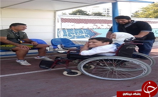 عکس/ دیدار دو کودک معلول با آقای گل جهان