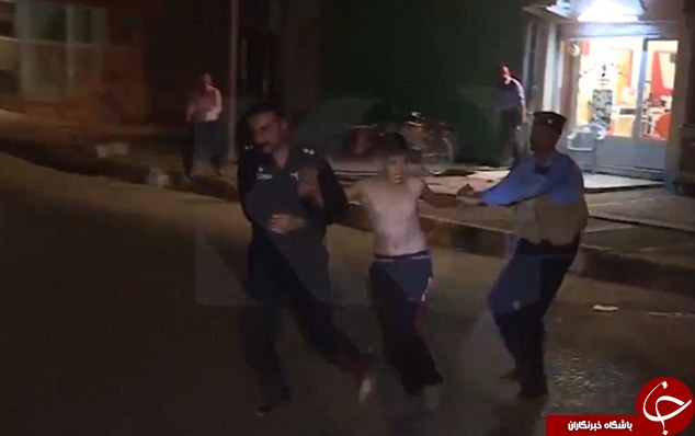لحظه رعب آور جدا کردن کمربند انفجاری از نوجوان داعشی + تصاویر