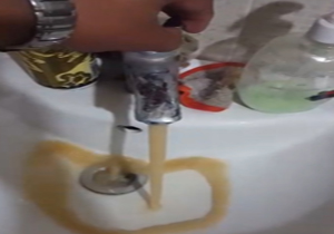 آب شرب عجیب با رنگی خاص در ابهر + فیلم